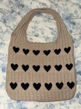 Knitted Heart-Pattern Tote Bag in Beige and Black